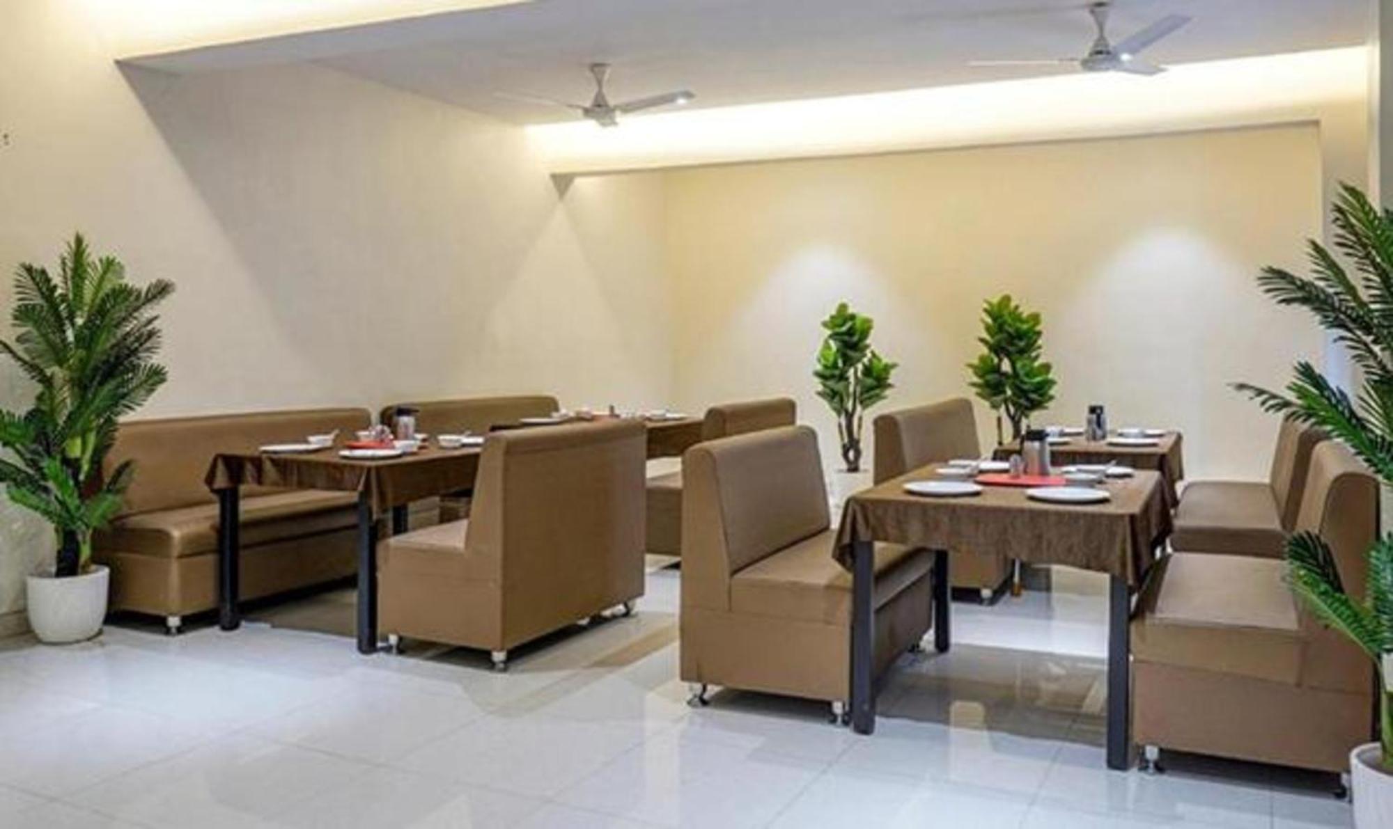 Omkar Executive Hotel Yerandwane Kültér fotó