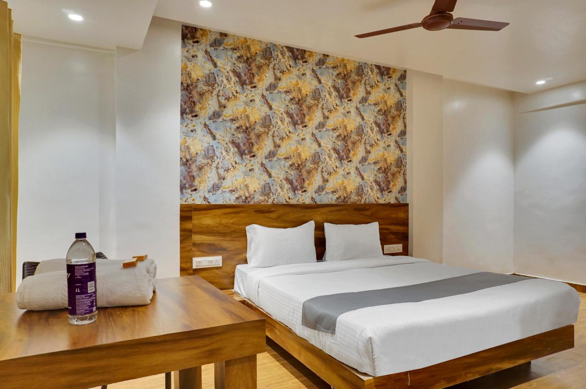 Omkar Executive Hotel Yerandwane Kültér fotó